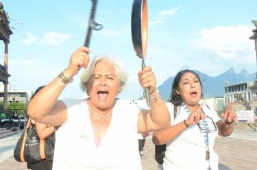 Habitantes de Nuevo León protestan con sartenes y cacerolas por falta de agua