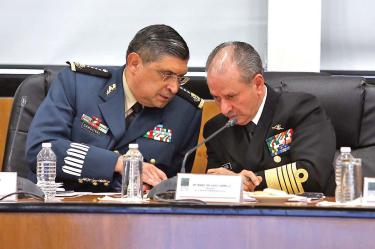 Los secretarios de la Defensa, Cresencio Sandoval, y de Marina, Rafael Ojeda, conversan