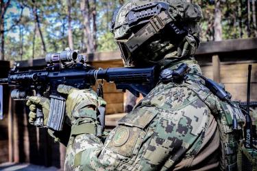 Elemento de la Semar con un arma de alto poder