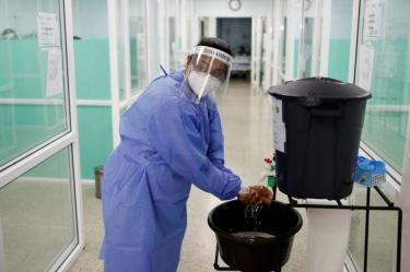 Un médico se lava las manos en un hospital de Caracas.