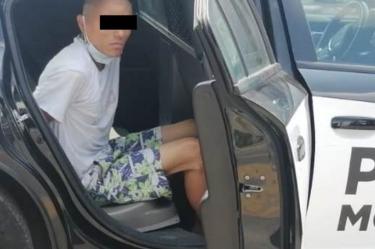 Sujeto detenido a bordo de una patrulla en Monterrey