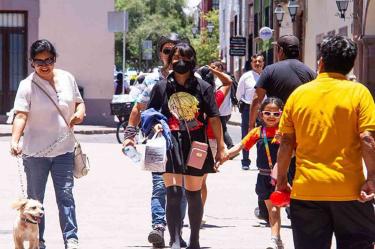 Personas caminan en calles de Querétaro