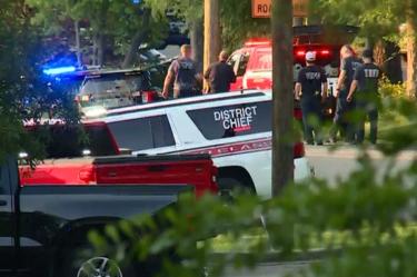 Policías responden al tiroteo en una iglesia de Alabama.