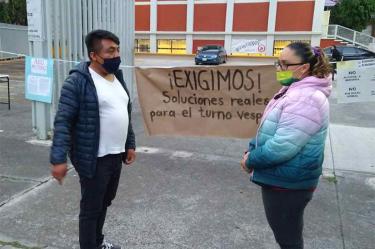 Padres de familia protestando afuera de la escuela