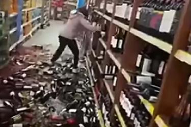 Mujer rompe botellas de vino