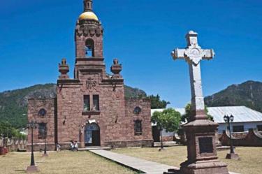 Dos sacerdotes jesuitas fueron asesinados a tiros por narcotraficantes, luego que el hombre al que perseguían para ejecutarlo se refugió en una iglesia en el poblado de Cerocahui, en la Sierra Tarahumara de Chihuahua