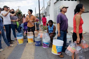 Vecinos hacen fila para recolectar agua en Nuevo León