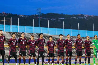 La selección de México en la ceremonia de los himnos 