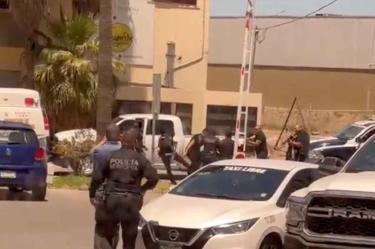 Los hechos se registraron en el local de un centro comercial ubicado en la colonia Reforma cuando hombres armados abrieron fuego en contra de un hombre que se encontraba al interior de una barbería.