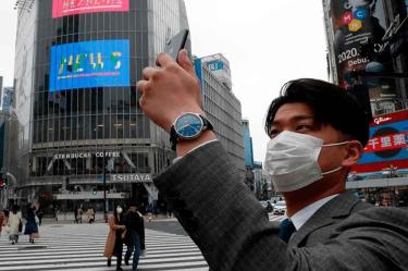 Un joven japonés tomándose una selfie