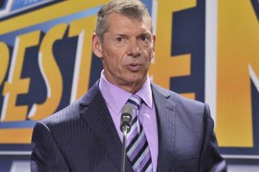 Vince McMahon es acusado de sobornar a sus exempleadas.