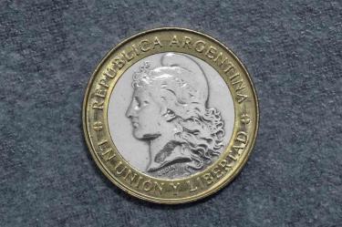 Se hunde peso argentino; moneda llega a 295 pesos por dólar