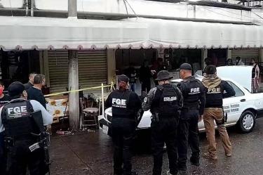 Imagen de elementos de la Fiscalía en el mercado donde encontraron el cuerpo