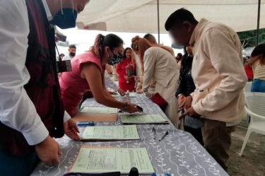 Imagen de la firma del acta de matrimonio de parejas