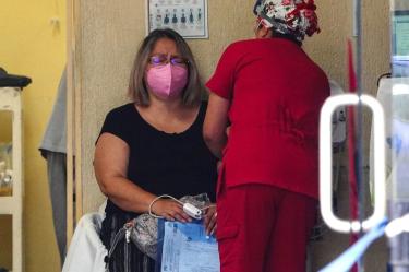 Imagen de enfermera atendiendo a una mujer 