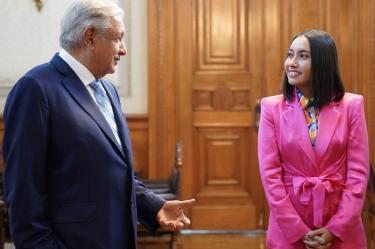 AMLO de perfil viendo a Katya Echazarreta, primera mexicana en ir al espacio