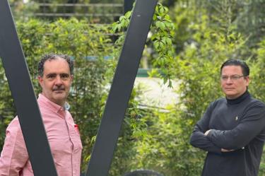 Arquitecto y su socio foto en un jardín 