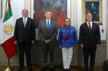 Adán Augusto López y Rosa Icela Rodríguez junto a dos funcionarios más