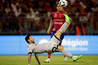 Lionel Messi marcó un golazo de chilena.