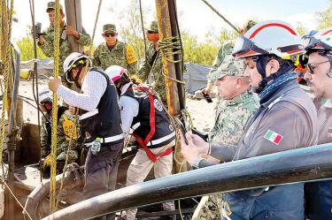 Un militar salió de uno de los pozos con el dron acuático, mientras otro lo sujeta. Fotos: Especial/AFP / Infografía: Erick Zepeda
