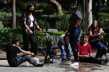 niños refrescándose 