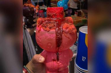 Cerveza servida en vaso con forma de gato