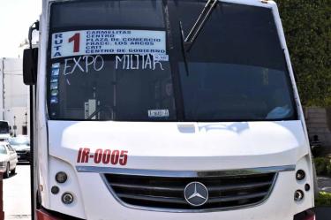En la imagen, un camión de transporte público