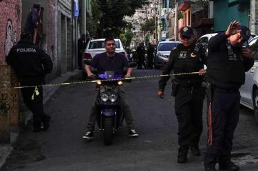 Policías acordonan la zona de un crimen.