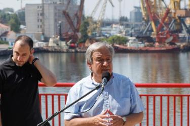 El secretario general de la ONU, Antonio Guterres, durante una visita al puerto de Odesa.