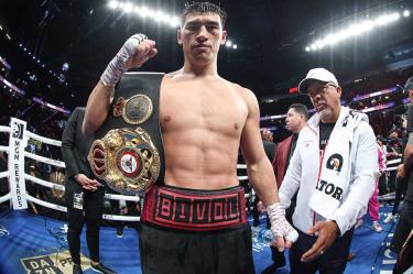 Dmitry Bivol venció a 'Canelo' Álvarez en mayo.