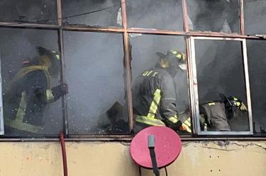 Bomberos sofocando el fuego.