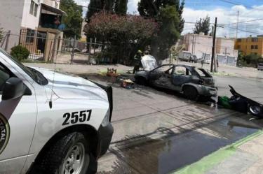 Auto quemado en SLP