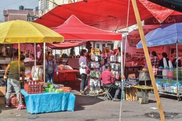 La expansión de tianguis no se limita a calles de la alcaldía Gustavo A. Madero; ahora ya llega a parques públicos. Foto: Cuartoscuro