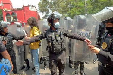 Policía agiliza tránsito en la calle.
