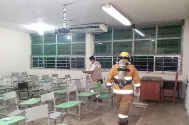 servicios de emergencia revisan salón de clases