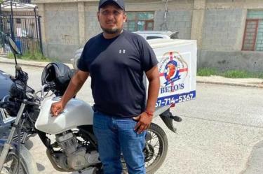Repartidor regresa dinero a cliente