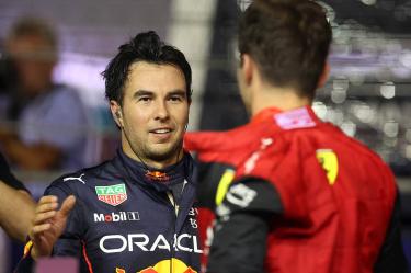 Sergio Checo Pérez saludando a Charles Leclerc