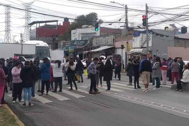 Manifestantes bloqueando la avenida