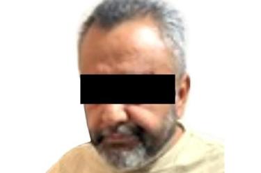 detenido con cinta en los ojos para su protección
