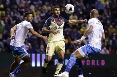 jugadores de futbol de los equipos Puebla y América