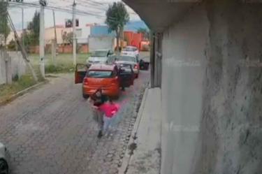 niña siendo secuestrada