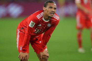 Leroy Sané terminó con molestias en la Bundesliga.