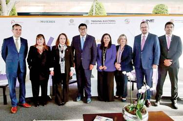 Lorenzo Córdova y Reyes Rodríguez coincidieron en la defensa de la democracia en México. Foto: Especial