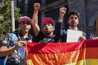 Parejas del mismo sexo con la bandera del arcoíris