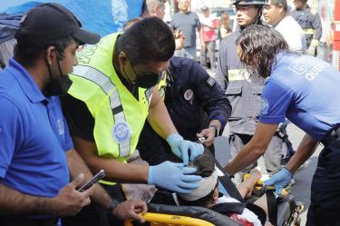 Pierde control de vehículo y arrolla a personas en puesto de tacos