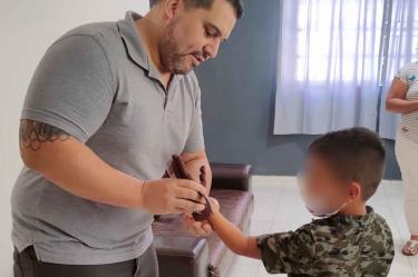 Un niño recibe su prótesis