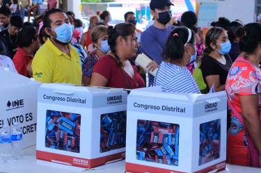 Personas van a votar