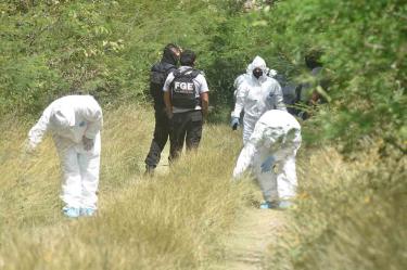 Elementos de la policía y el Semefo