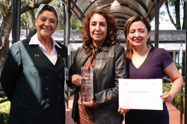 La doctora Alejandra Gabriela Vega Malagón (der.).
