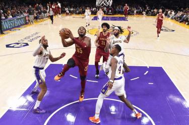 Cavaliers sigue de cerca a los invictos Bucks.